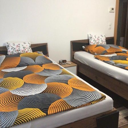 Nina Apartment Wiener Neustadt Bagian luar foto